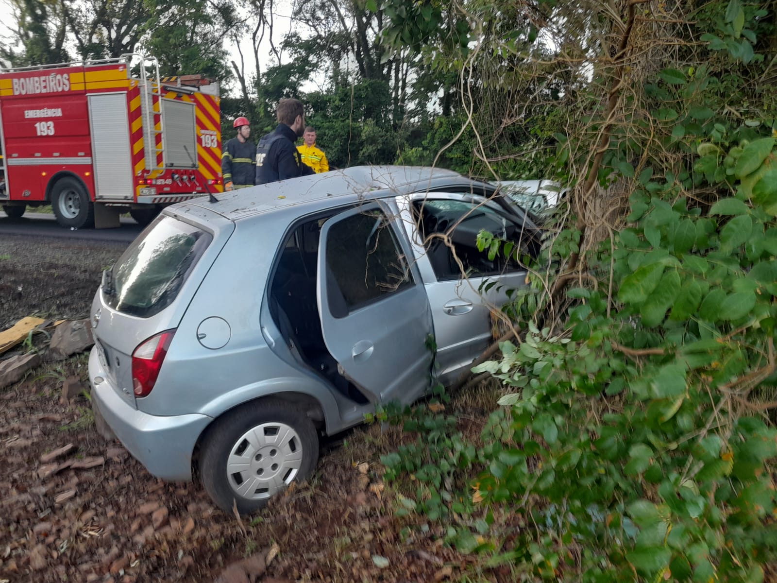 Mulher fica presa nas ferragens após capotamento