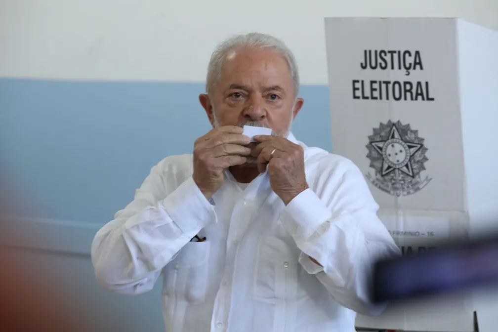 Lula vota em São Bernardo do Campo: "Hoje é o dia mais importante da minha vida"