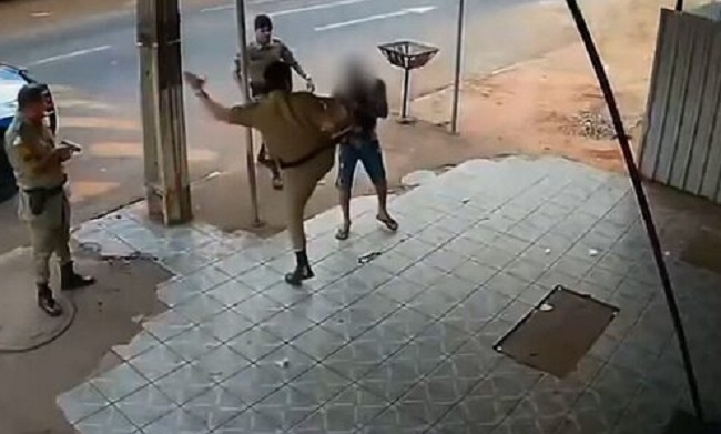 Policial chegou com tudo contra homem (Foto: Divulgação / Câmera de segurança)