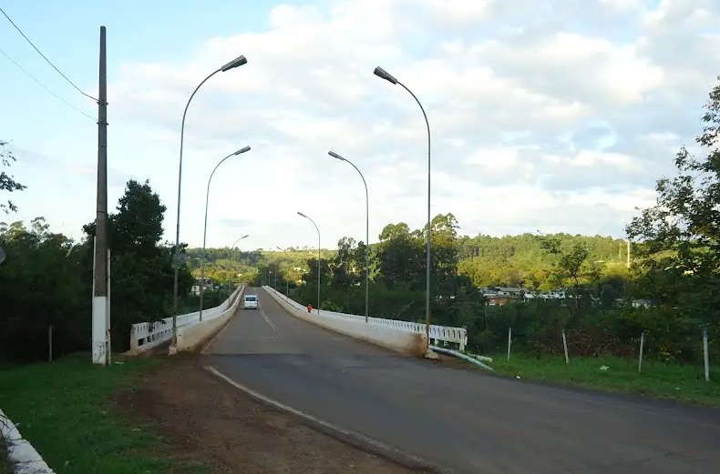 Ponte faz divisa entre os municípios de São Carlos e Águas de Chapecó (Foto: Divulgação)