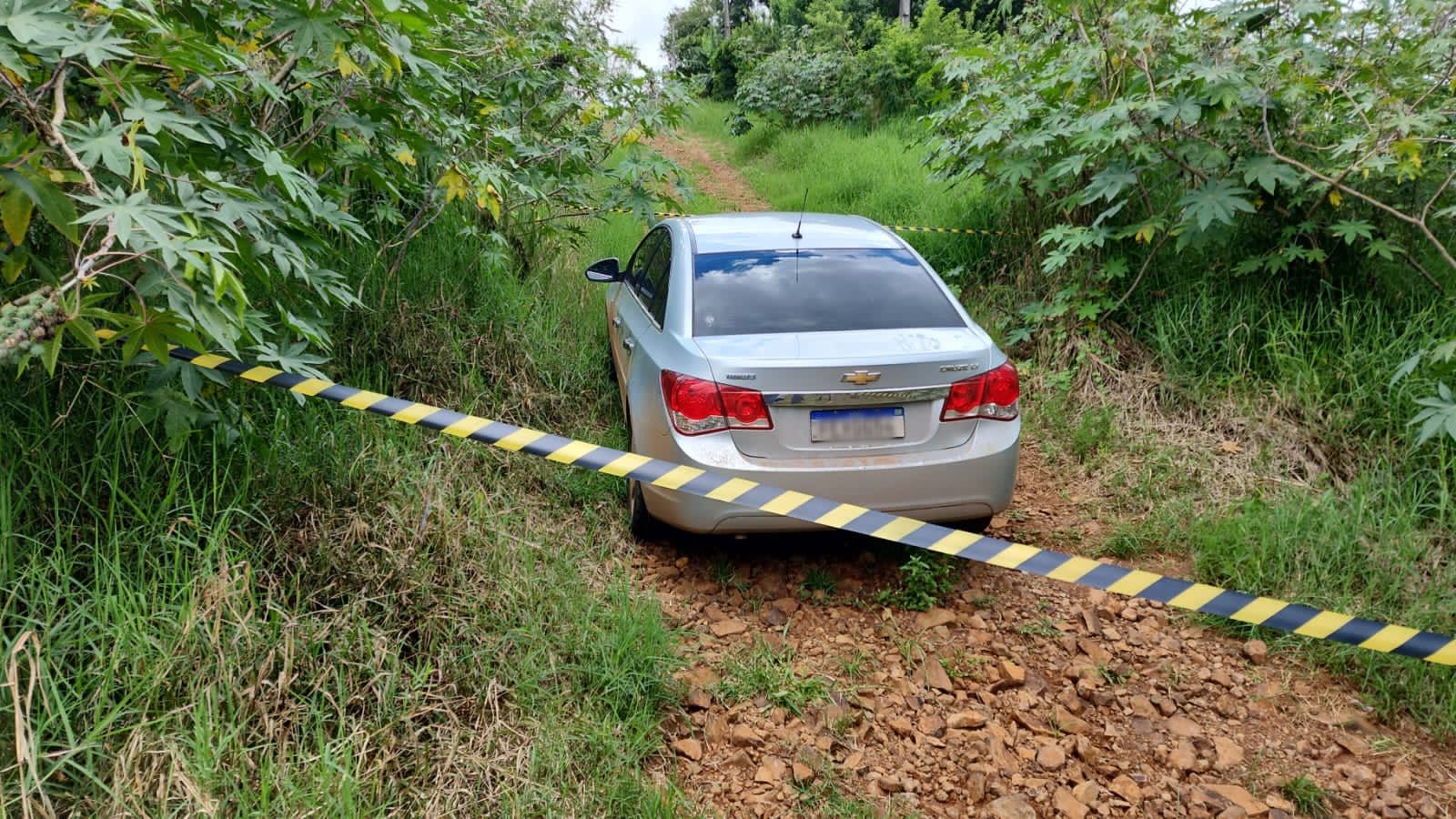 Automóvel foi encontrado abandonado em uma área de mata (Foto: Polícia Civil)