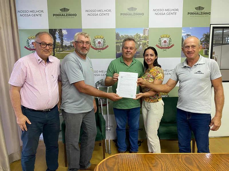 Primeira Licença Ambiental através de consórcio foi entregue em Pinhalzinho  (Foto: Felipe Eduardo)