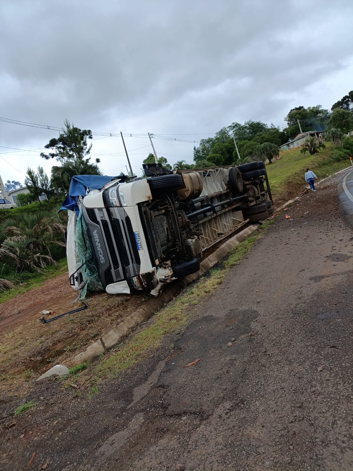 Carretas colidem próximo a curva da Santa na BR-282