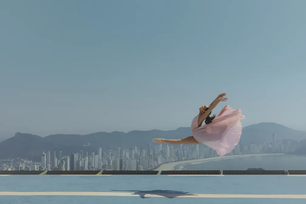 Bailarina dança a 280 metros de altura em Santa Catarina