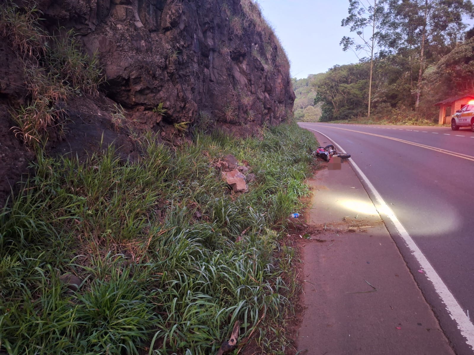 Motociclista fica gravemente ferido ao tombar Bros