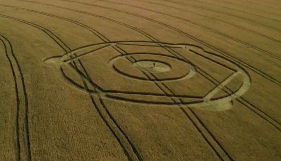 Marca de ET? Desenho misterioso surge em plantação de trigo