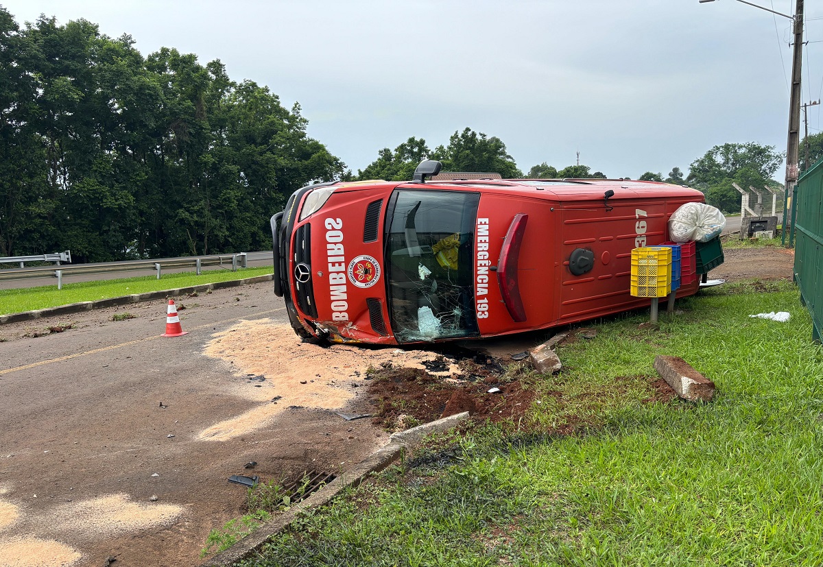 Ambulância tomba ao ir atender acidente em Nova Erechim