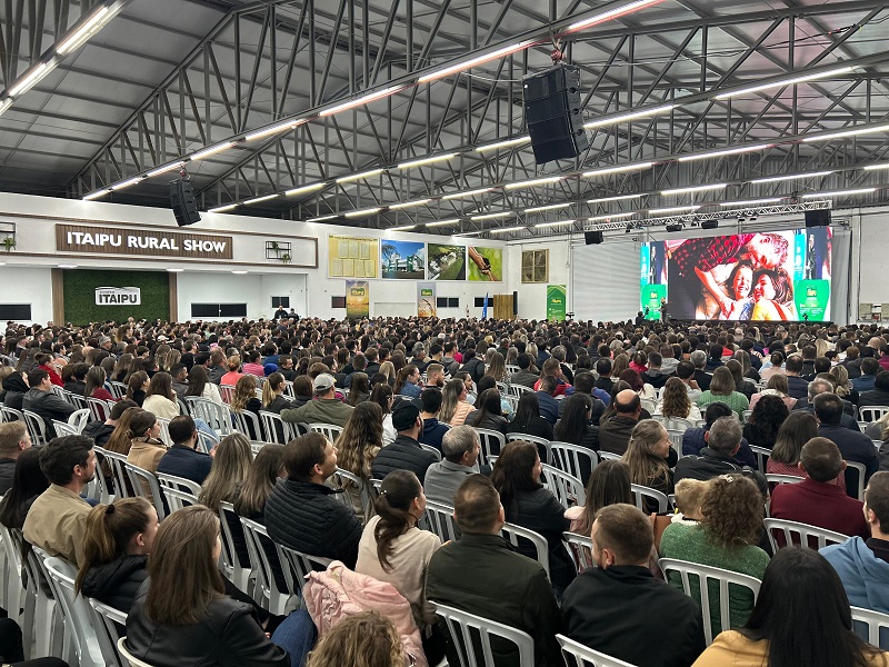 Palestra de Marcos Piangers reúne milhares de pessoas em Pinhalzinho 