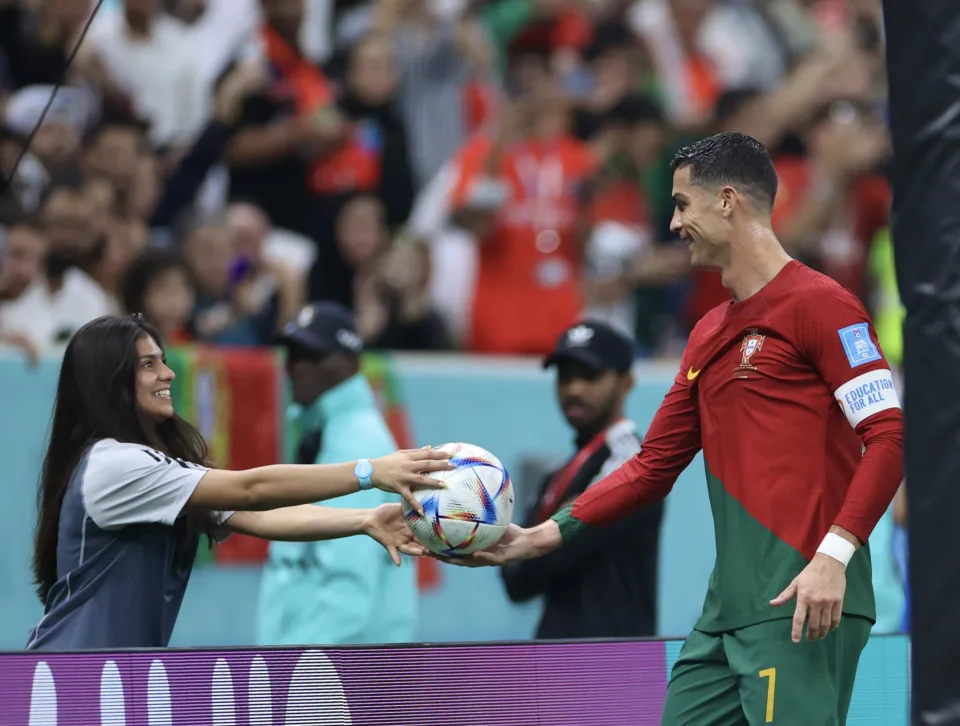 Gandula brasileira arranca sorriso de Cristiano Ronaldo 