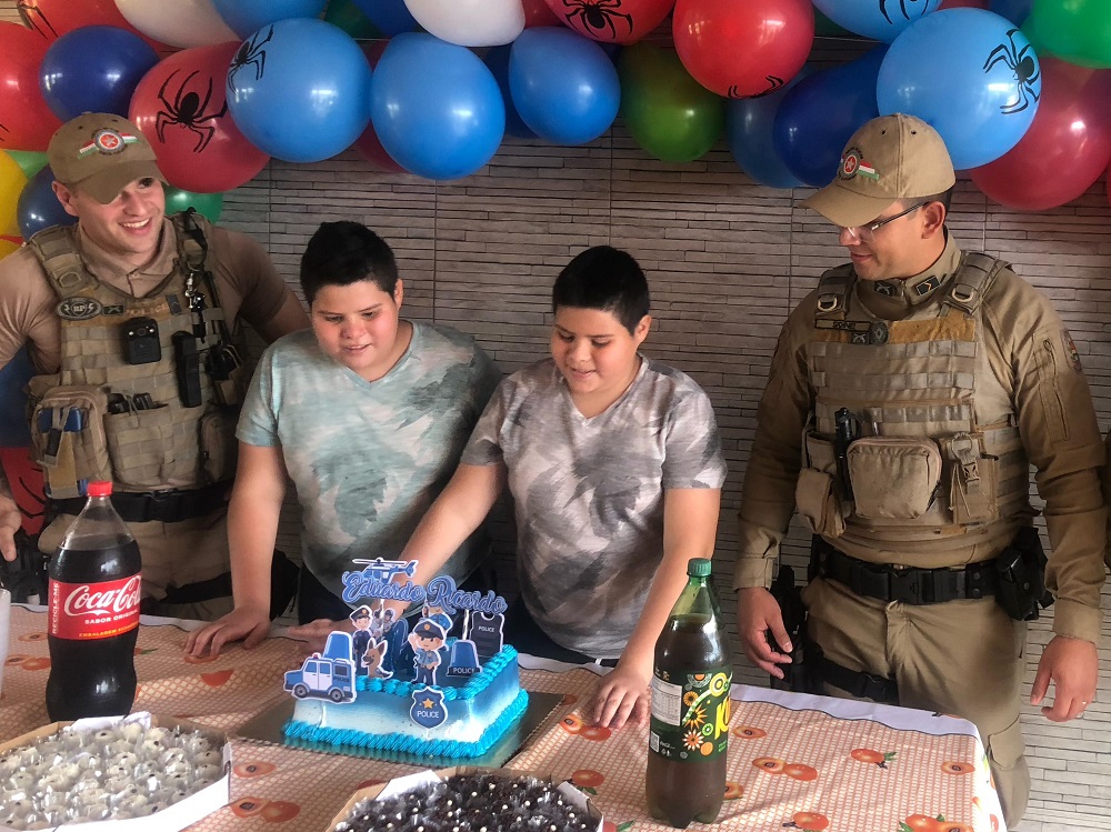 Gêmeos recebem policiais em festa de aniversário