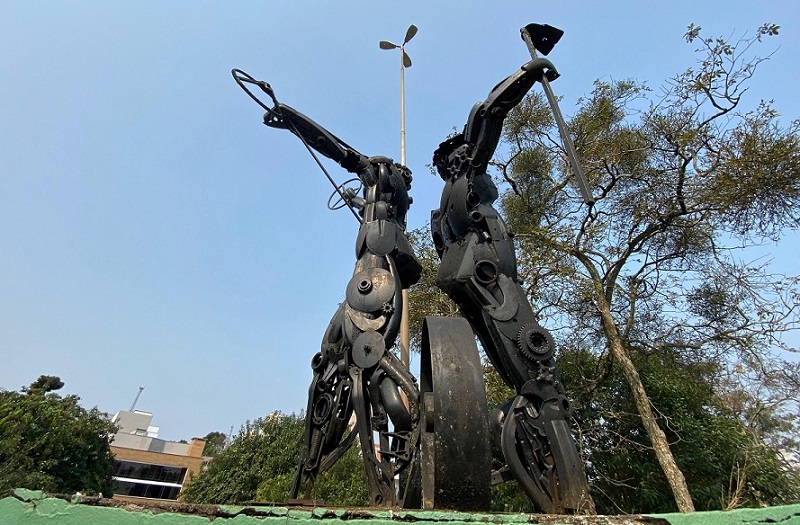 Escultura gigante feita de aço cativa atenção em Pinhalzinho