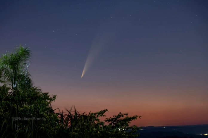 Passagem rara de cometa encanta os olhos