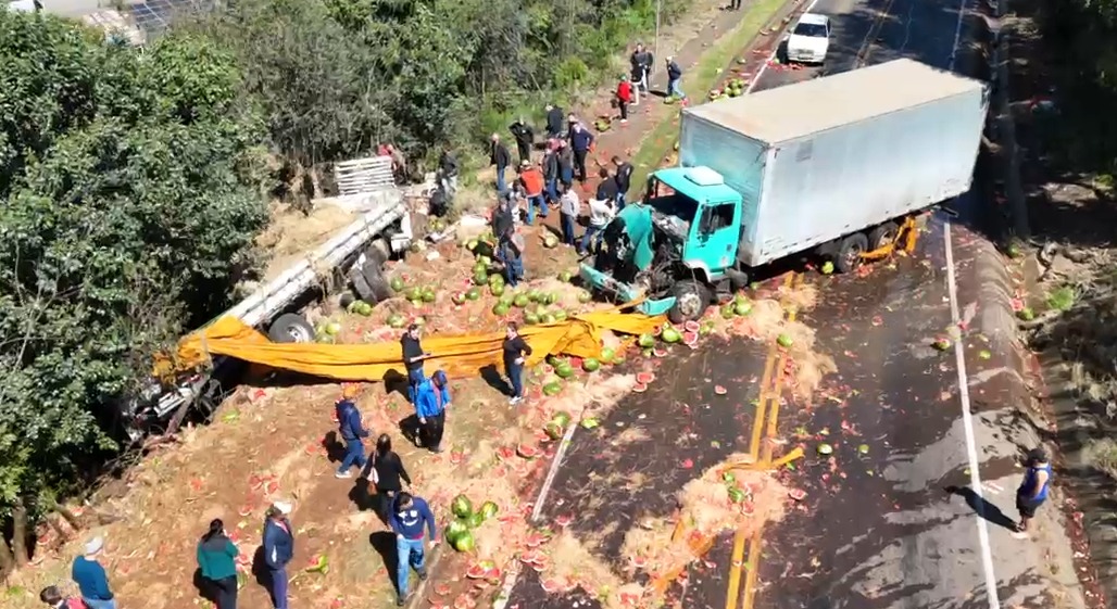 Colisão entre caminhões deixa rastro de destruição