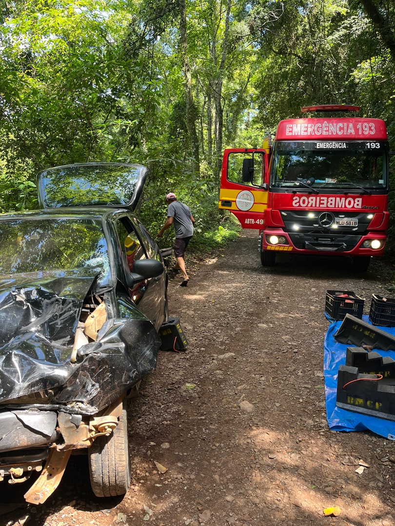 Colisão frontal entre carro e caminhão deixa vítima com traumatismo craniano