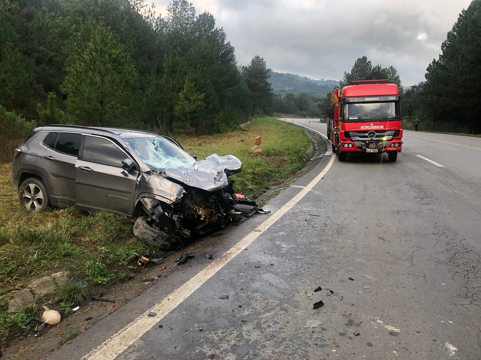 Jeep ficou destruído (Foto: Corpo de Bombeiros)