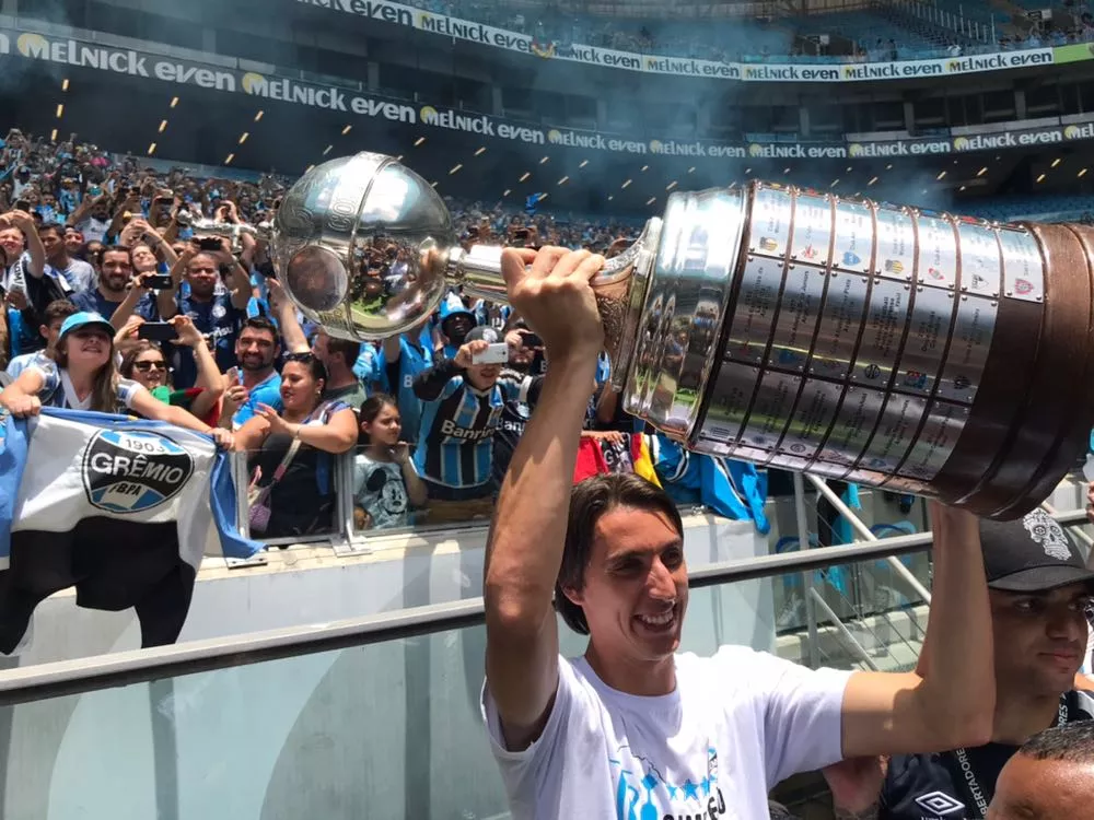 Geromel levantou a Taça da Libertadores de 2017 pelo Grêmio (Foto: Tomás Hammes)