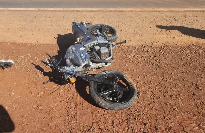Homem que conduzia a moto foi socorrido inconsciente  (Foto: Amauri Pereira)