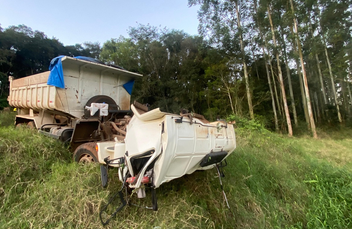 Motorista 'pensa rápido' e salta antes de veículo cair em ribanceira