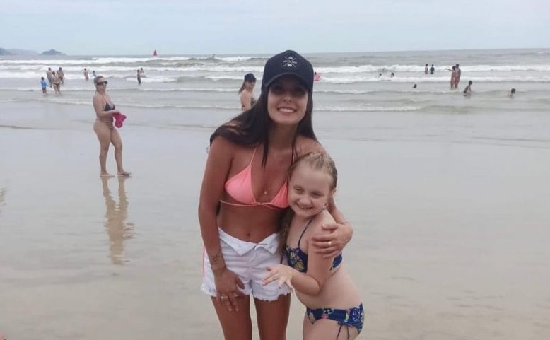 Ana Castela fez a alegria de fãs em praia (Foto: Reprodução )