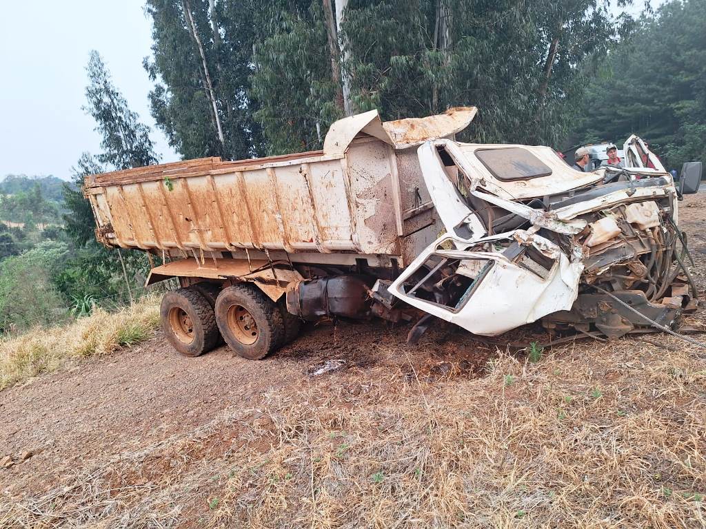 Jovem sobrevive milagrosamente após caminhão ficar esmagado