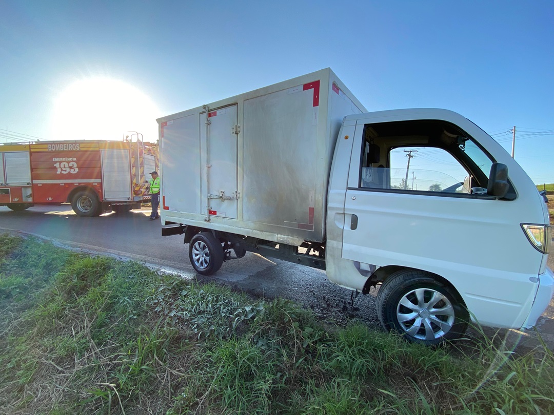 Fogo em furgão quase atinge passageiros