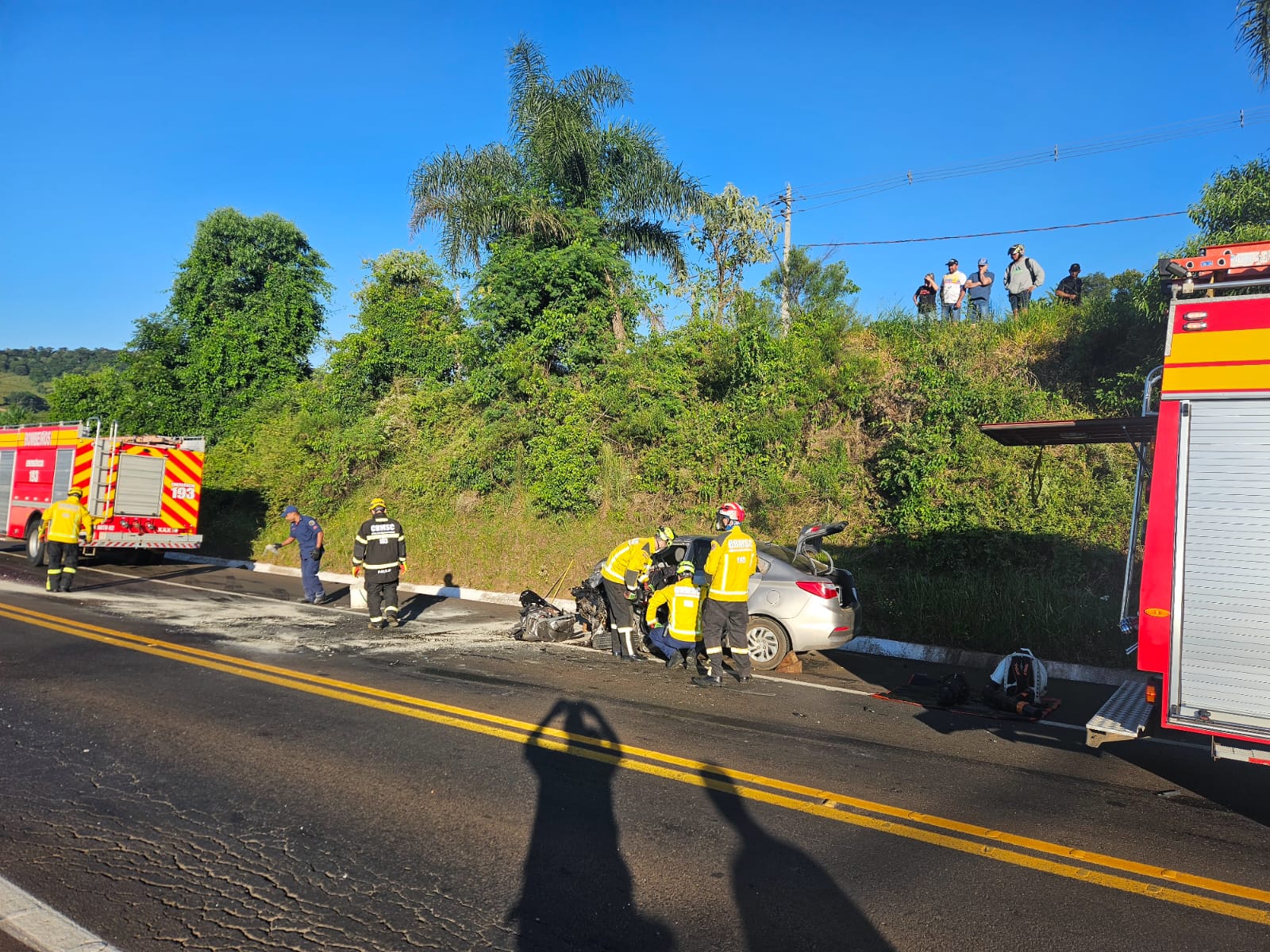 Homem de 28 anos fica preso ao painel do carro após colisão