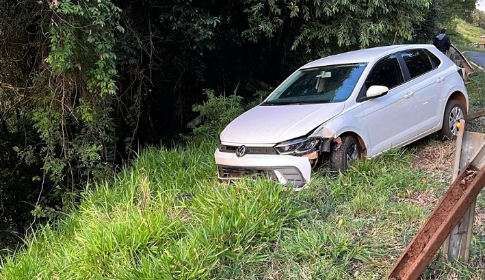 'Dorminhoco' anda 100 metros fora da estrada após cochilar no volante