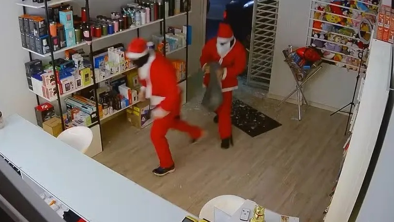 Criminosos furtam loja de eletrônicos vestidos de Papai Noel