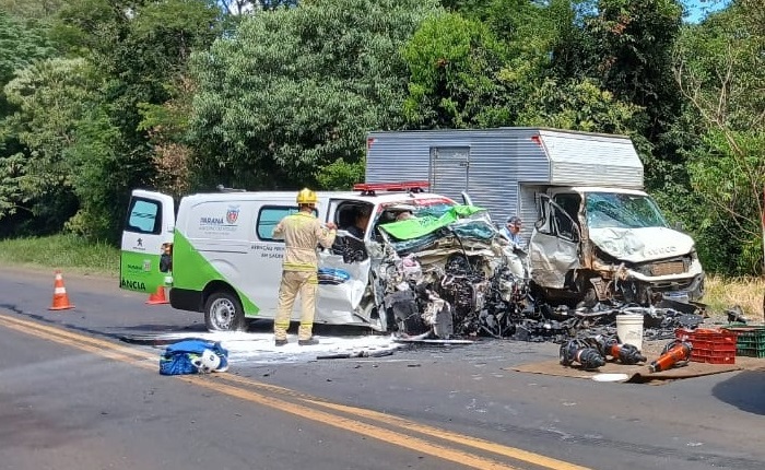 Caminhão surpreende ambulância causando caos na pista; 5 feridos