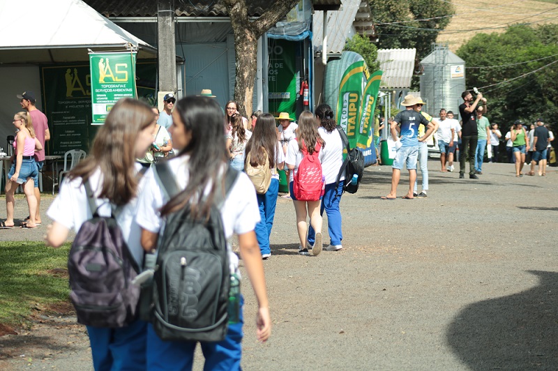 Estudantes de Pinhalzinho visitam Itaipu Rural Show e participam de atividades