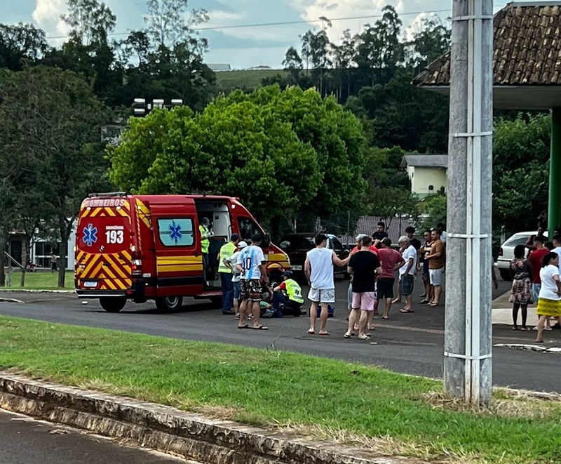 O autor dos golpes fugiu após matar a vítima. A Polícia Militar está no local e bombeiros. (Foto: Renan Ribeiro)