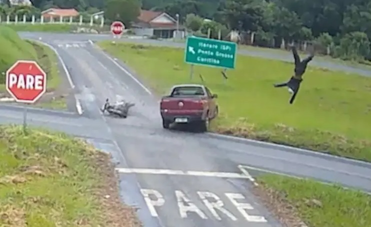 Câmera flagra policial sendo arremessado em violenta batida