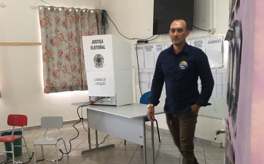 Candidato Dejair Teixeira vota em Pinhalzinho