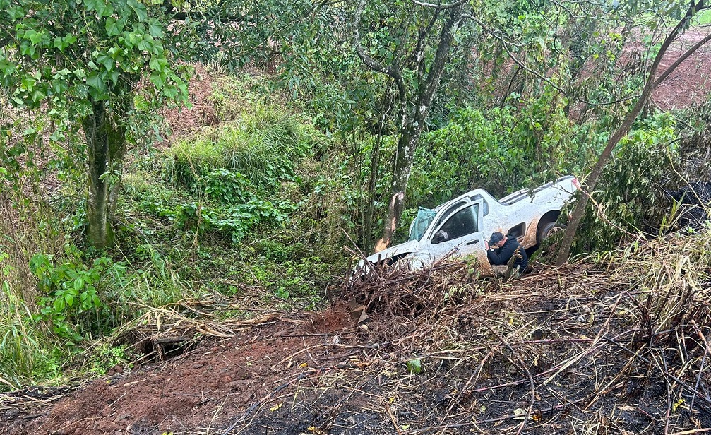 Após colisão, carro sai da pista e bate em árvore na BR-282 em Pinhalzinho 