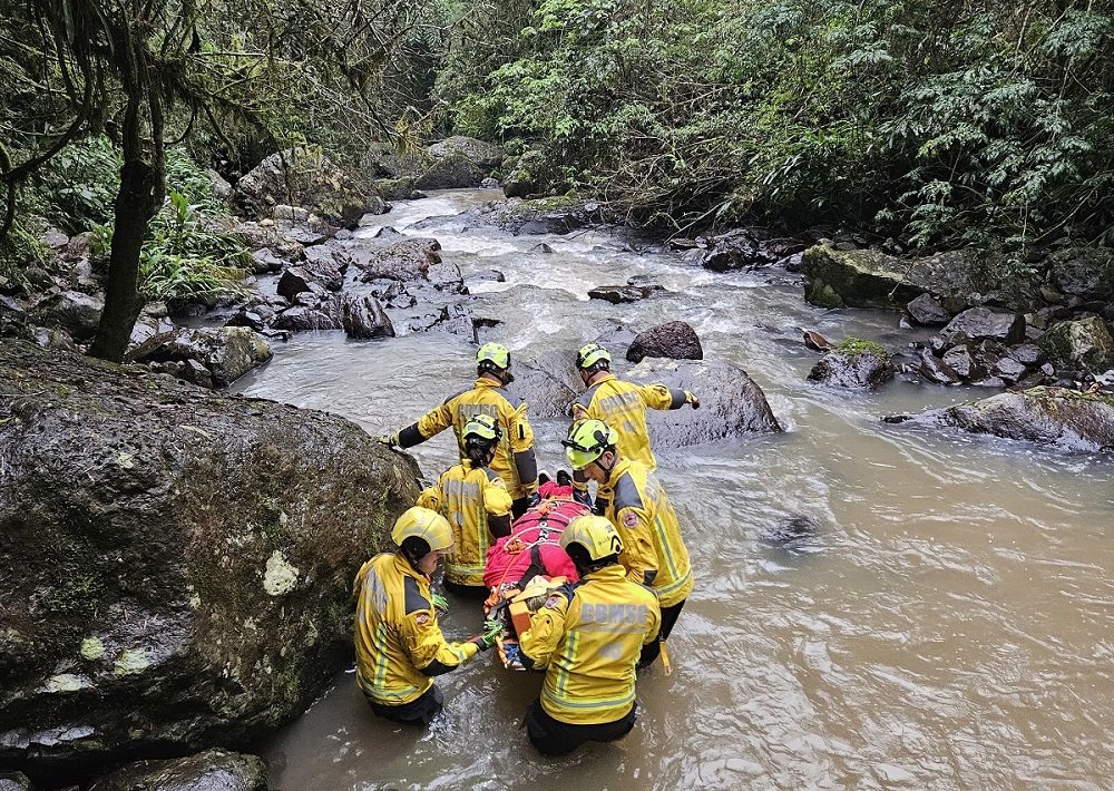 Mulher precisou ser resgatada de maca (Foto: Corpo de Bombeiros)