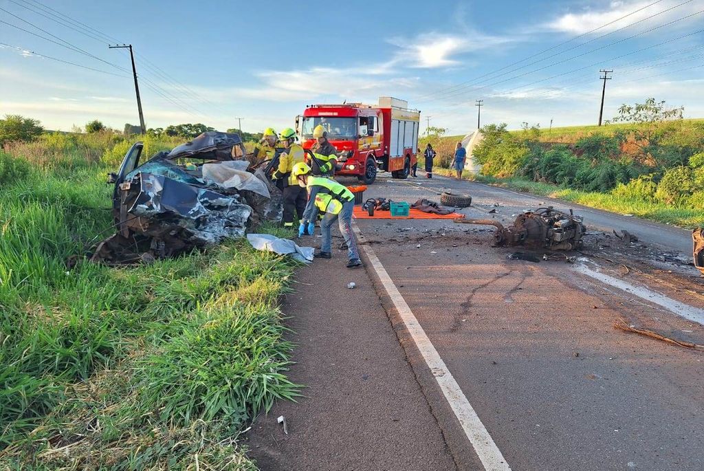 Colisão frontal entre ônibus e carro mata jovem de 24 anos em Erechim