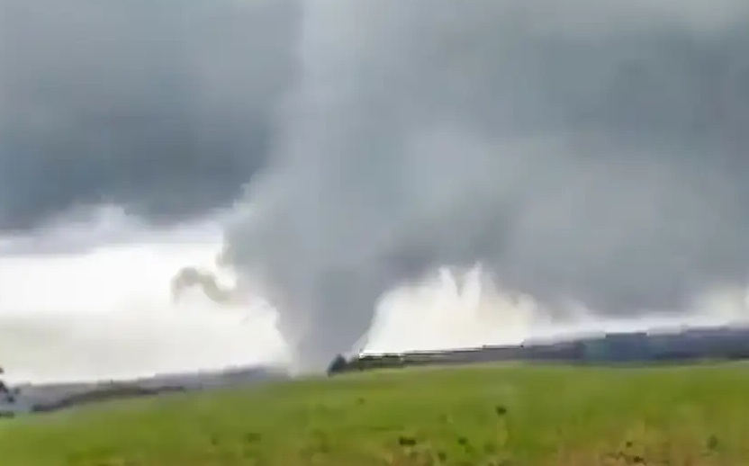 Tornado 'imenso' é visto no Rio Grande do Sul
