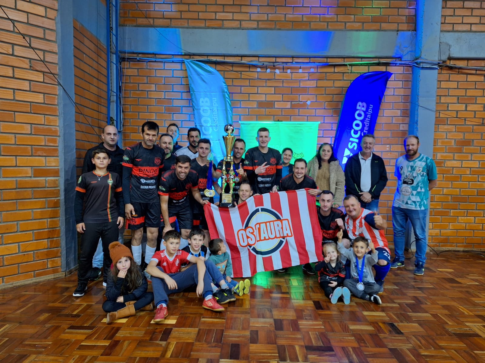 Equipe campeão na categoria força livre (Foto: Ascom)