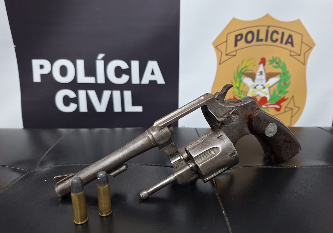 Arma foi apreendida em operação policial (Foto: Divulgação)