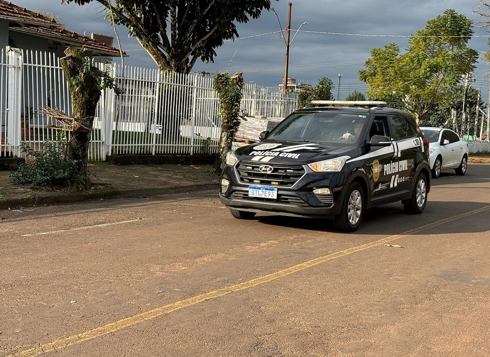 Policiais não chegam nem a desligar a viatura (Foto: Henrique Paulo Koch)