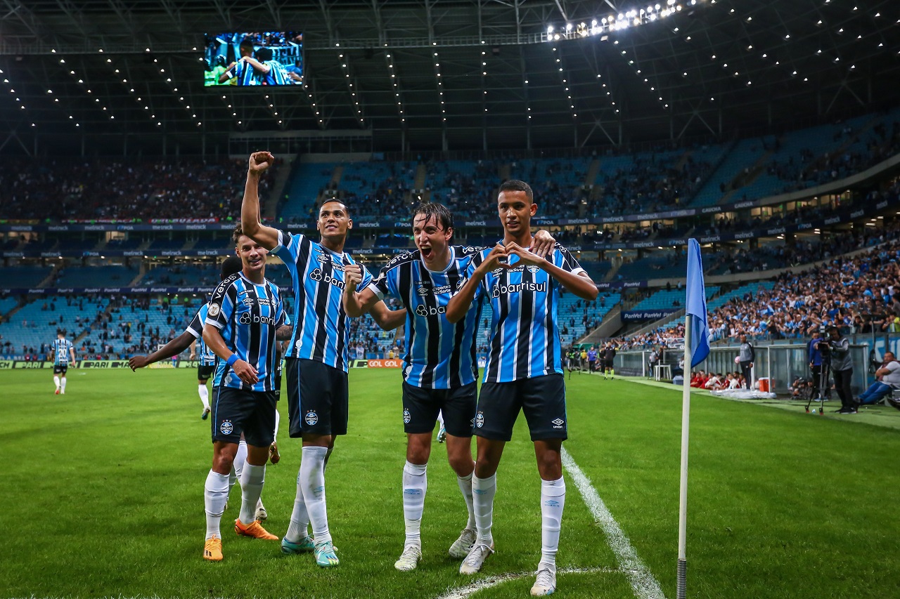 Atletas que vieram do banco de reservas marcaram os gols do Grêmio (Foto: Lucas Uebel/Grêmio)