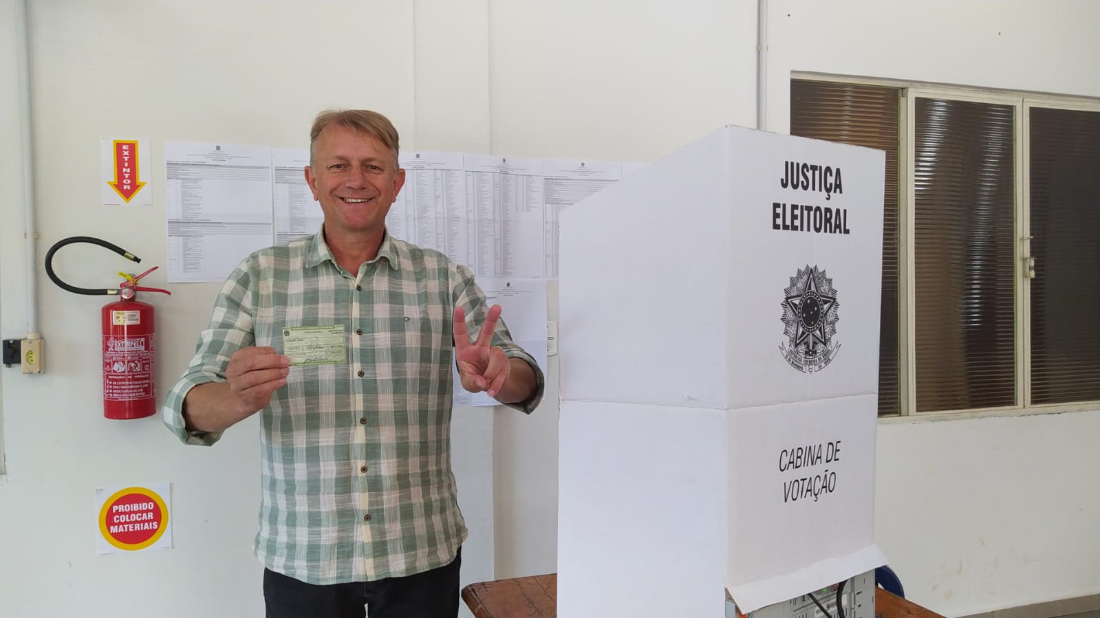 Candidato Alemãozinho vota no Distrito da Machado