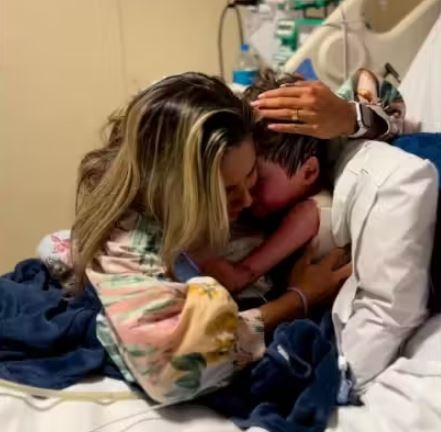 Mãe e filho se reencontram após menino acordar de coma