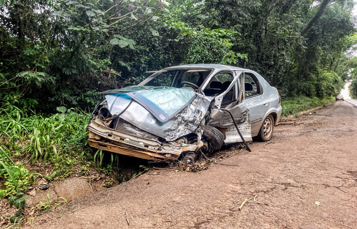 Motorista “some” após acidente em Saudades