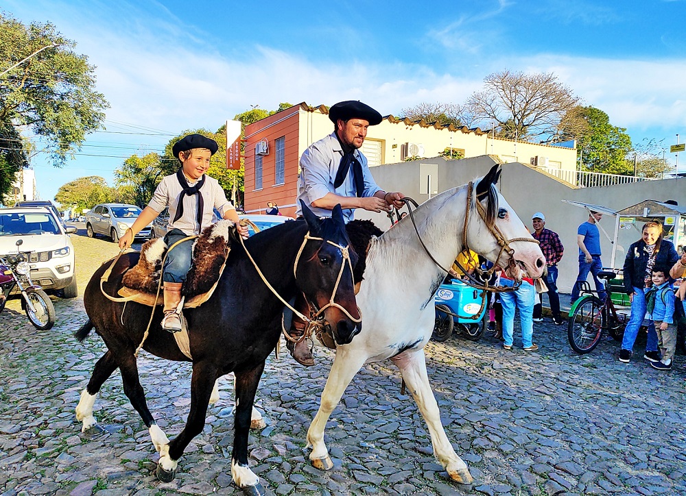 Pai busca filhos a cavalo em escola do Rio Grande do Sul