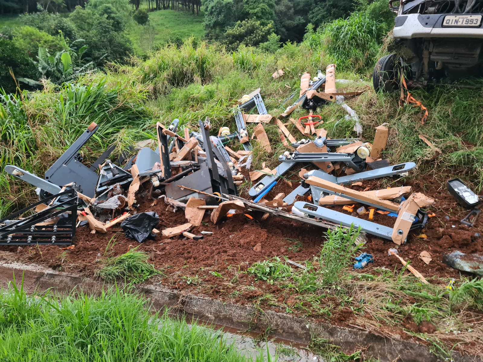 Veículo capotou após passar em uma curva em alta velocidade  (Foto: Divulgação / Oeste Mais)