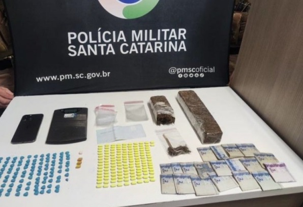 Drogas foram encontradas após mulher entregar companheiro (Foto: Polícia Militar)