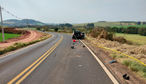 Vítimas estavam em uma moto e morreram na hora (Foto: Polícia Militar Rodoviária)