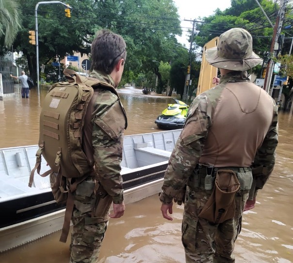 PRF de SC está no RS auxiliando resgates de vítimas das enchentes  (Foto: PRF)
