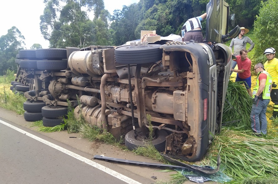 Motorista Fica Preso às Ferragens Em Tombamento; Veja O Vídeo